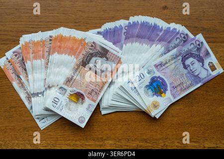 Pile de billets et de pièces en livre sterling, monnaie liquide pour les finances, la richesse et l'épargne Banque D'Images