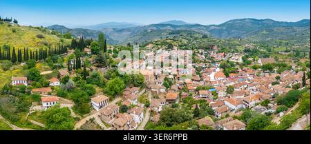 Le village de Sirince présente une architecture ottomane traditionnelle avec des toits de tuiles rouges et des bâtiments blancs nichés dans des collines verdoyantes à Turkiye Banque D'Images