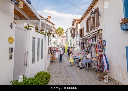 13 mai 2026, Sigacik, Turkiye : marché de rue avec des vendeurs vendant de l'artisanat et des souvenirs faits main, attirant les touristes appréciant l'atmosphère charmante Banque D'Images