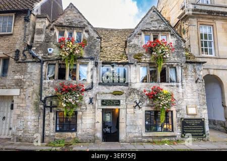 Le Bridge Tea Rooms est un salon de thé anglais traditionnel très célèbre et un café à Bradford sur Avon. Angleterre Banque D'Images