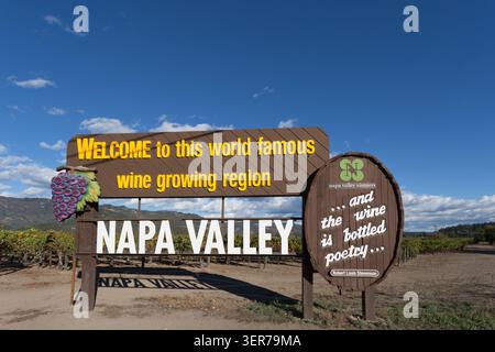 Photographie de paysage horizontal classique capturant le célèbre panneau routier « Bienvenue dans cette région viticole mondialement connue de Napa Valley ». Banque D'Images