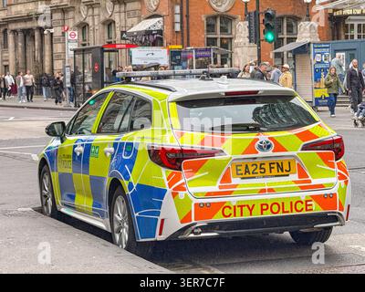 Londres, Angleterre, Royaume-Uni - 16 mai 2026 : voiture de police utilisée par les forces de police de la ville de Londres garée devant la gare de Liverpool Street. Banque D'Images