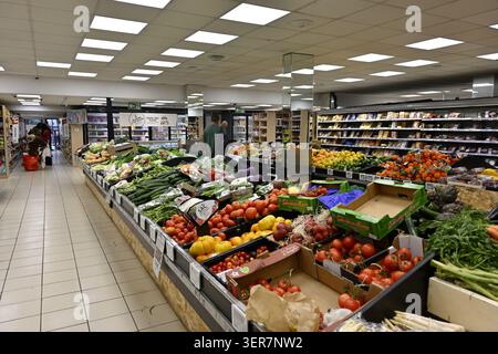 Étagères de fruits et légumes en vente au supermarché Banque D'Images