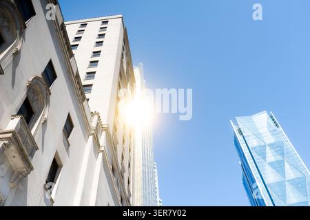 La lumière du soleil se reflète sur les gratte-ciel historiques et modernes du centre-ville de Toronto Banque D'Images