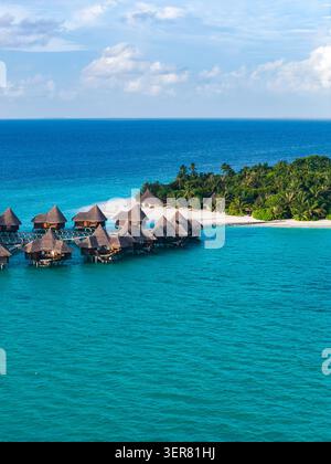 Vue aérienne du complexe maldivien avec bungalows et lagons sur l'eau Banque D'Images