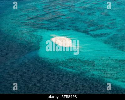 Banc de sable aérien dans un lagon turquoise peu profond, récif atoll des Maldives Banque D'Images