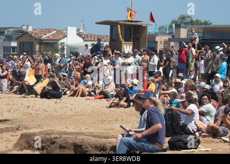 Spectateurs à la cabane Wedge Lifeguard . Regarder l'énorme surf le 10 juin 2026. Newport Beach Californie ; États-Unis Banque D'Images