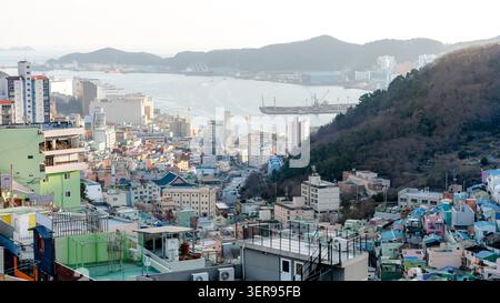 Une vue panoramique à couper le souffle du village culturel Gamcheon à Busan, Corée du Sud. Cette communauté colorée à flanc de colline surplombe la baie animée, showcasi Banque D'Images