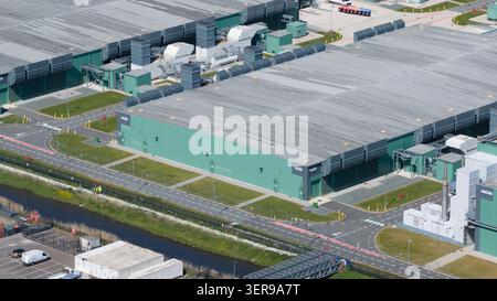 Vue aérienne d'un campus de datacenter à grande échelle avec de grandes salles de serveurs et des systèmes utilitaires, présentant le traitement des données volumineuses, le cloud computing et l'IA INF Banque D'Images