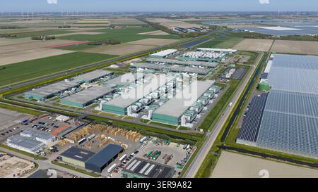 Vue aérienne d'un campus de centre de données moderne avec de grandes salles de serveurs, des unités d'alimentation et de refroidissement et des routes sécurisées, prenant en charge le cloud computing, ana Big Data Banque D'Images