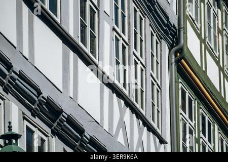 Vue rapprochée sur les façades grises et vertes à colombages avec fenêtres blanches dans la vieille ville historique de Hanovre Banque D'Images