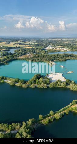 Vue aérienne d'une carrière de sable et de gravier avec plusieurs lagunes, montrant l'activité industrielle et l'eau bleue claire. Vilarino das Poldras Banque D'Images