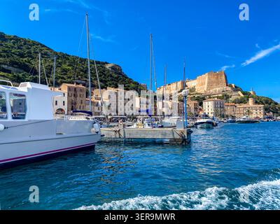 Vue panoramique sur le port et l'ancienne citadelle falaise de Bonifacio par une journée ensoleillée, Corse-du-Sud, Corse, France. Banque D'Images