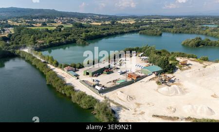 Site industriel pour l'extraction de sable et de gravier situé à côté de plusieurs lacs artificiels à Ourense, Galice, Espagne Banque D'Images