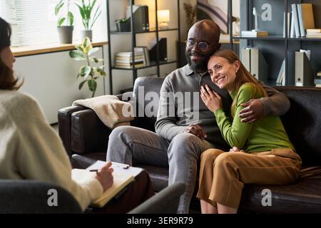 Homme noir et femme adulte embrassant pendant le counseling de couples Banque D'Images