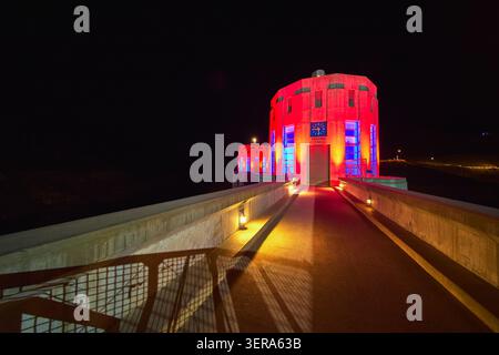 Tour nocturne du barrage Hoover Nevada illuminée en rouge blanc et bleu pour l'anniversaire américain Banque D'Images