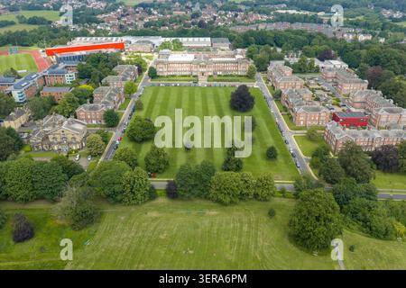 Vue aérienne du campus de Headingley de l'Université Beckett de Leeds centré sur le bâtiment historique James Graham avec des pelouses formelles accueillant des étudiants sportifs Banque D'Images