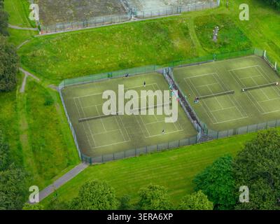 Vue aérienne des courts de tennis du campus de Headingley de l'Université Leeds Beckett dans le West Yorkshire montrant des joueurs sur des courts extérieurs entourés de paysage Banque D'Images