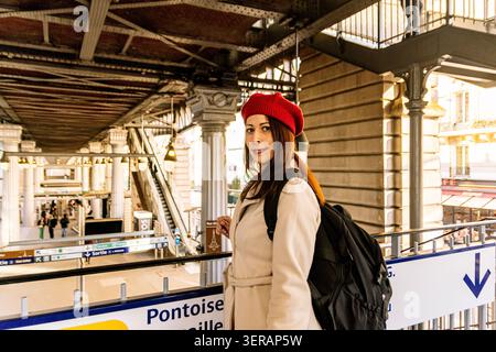 Femme voyageant en solo explorant la station de métro bir hakeim à paris Banque D'Images