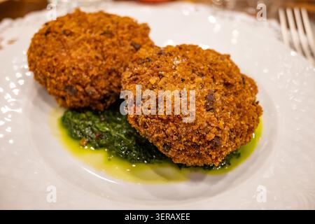 Boulettes italiennes polpettes frites avec de la chapelure avec de la viande de bœuf servies dans le restaurant traditionnel italien osteria trattoria avec de l'huile d'olive, g Banque D'Images