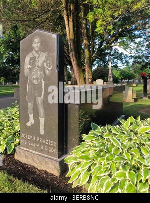 La tombe de l'ancien champion de boxe poids lourds « Smokin » Joe Frazier dans le cimetière d'Ivy Hill. Banque D'Images
