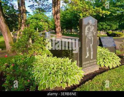 La tombe de l'ancien champion de boxe poids lourds « Smokin » Joe Frazier dans le cimetière d'Ivy Hill. Banque D'Images
