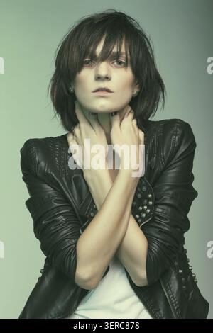 Modèle féminin Androgyny dans un style héroïnomane chic. Image teintée de style ancien Banque D'Images