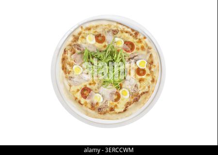 Pizza à la viande avec poulet, rukkola et œufs isolés sur blanc Banque D'Images