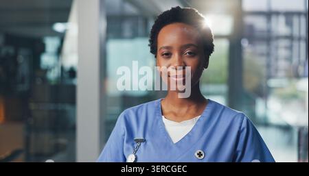 Professionnelle, femme noire et portrait d'infirmière à l'hôpital avec confiance pour la carrière médicale. Sourire, opportunité infirmière et femme africaine Banque D'Images