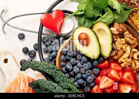 Concept de régime cardiaque sain. Légumes, huile d'olive, baies et noix. Produits pour la santé cardiaque Banque D'Images