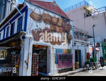 Paniers tissés traditionnels et souvenirs exposés à l'extérieur d'un Heritage Shophouse dans le district de Kampong Glam, Singapour Banque D'Images