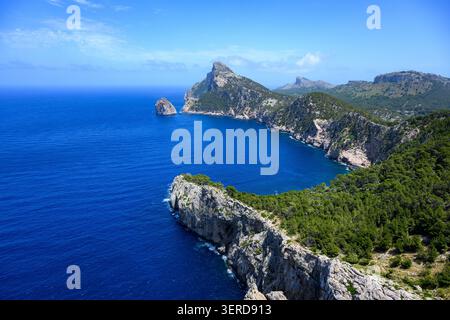 Côte rocheuse avec ciel bleu à Majorque Banque D'Images