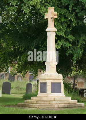Mémorial de guerre dans le cimetière de All Saints, une église chrétienne anglo-saxonne datant de 675 après JC, dans le village de Brixworth, en Angleterre. Banque D'Images
