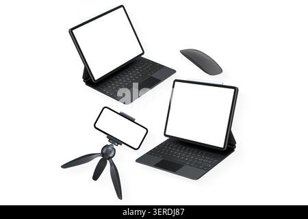 Tablettes, claviers d'ordinateur portable et smartphone sur trépied isolé sur fond blanc, concept d'espace de travail numérique moderne Banque D'Images