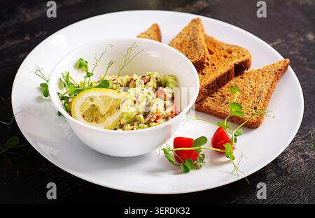 Guacamole maison avec des ingrédients frais et du pain Banque D'Images