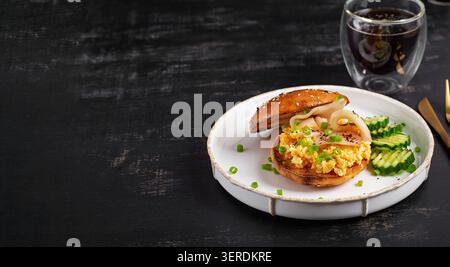 Sandwich sain riche en protéines avec œufs et fruits de mer Banque D'Images