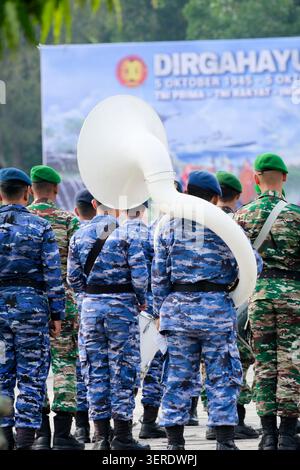 Pekanbaru, Indonésie - 5 octobre 2025 : vue arrière des Forces armées nationales indonésiennes et de la bande militaire debout dans la ligne pendant l'anniversaire militaire c Banque D'Images
