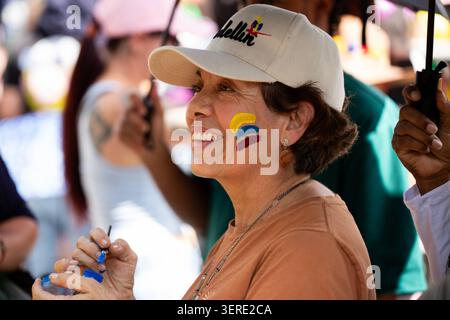 Visite du président colombien Petro à Medellin des supporters prennent part avec des drapeaux et des pancartes lors d'un événement public du président colombien Gustavo Petro dans la ville de Medellin, en Colombie, le 17 juin 2026. Photo par : Camilo Moreno/long Visual Press Medellin Antioquia Colombia Copyright : xCamiloxMorenox Banque D'Images