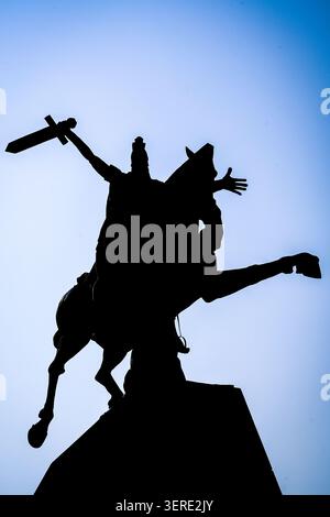 Une silhouette saisissante à angle bas de la statue équestre du David de Sassoun contre un ciel bleu clair et vibrant à Erevan, en Arménie. Le bronze monumental Banque D'Images