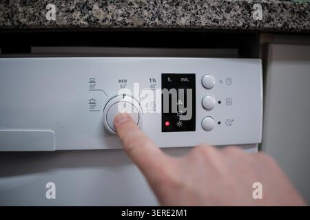 Réglage manuel d'un programme de lavage du lave-vaisselle sur le bandeau de commande de l'appareil à lessive Banque D'Images