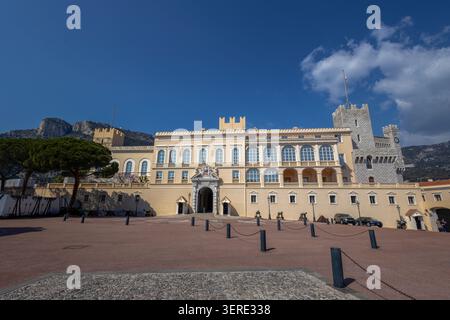 Vue sur le Palais Princier de Monaco ou le Palais Princier, situé sur le Rocher de Monaco-ville. Banque D'Images