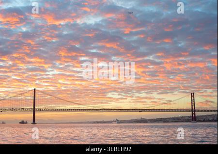 LISBONNE, PORTUGAL - nov 09, 2025 : le 25 avril Pont sur le Tage à Lisbonne, Portugal, sous un ciel nuageux nocturne Banque D'Images