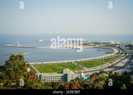 Une vue panoramique surélevée révèle le paysage urbain moderne de Bakou, en Azerbaïdjan, le long de la côte de la mer Caspienne. Le Bakou Crystal Hall, vaste g Banque D'Images