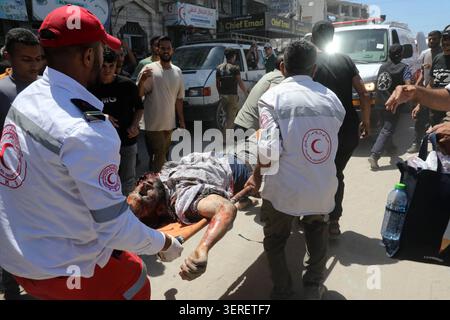 Les Palestiniens se rassemblent sur le site de la grève meurtrière de véhicules dans la ville de Gaza les Palestiniens et le personnel de la défense civile se rassemblent autour d’un véhicule détruit qui a été pris pour cible lors d’une frappe aérienne israélienne dans la ville de Gaza, le 18 juin 2026. La frappe a tué trois Palestiniens, selon des sources médicales, et a causé d'importants dégâts au véhicule. Photo de Belal Osama apaimages Gaza bande de Gaza territoire palestinien 180626 Gaza BO 1 0017 Copyright : xapaimagesxBelalxOsamaxxapaimagesx Banque D'Images
