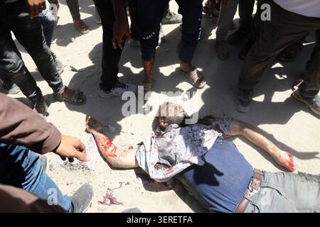 Les Palestiniens se rassemblent sur le site de la grève meurtrière de véhicules dans la ville de Gaza les Palestiniens et le personnel de la défense civile se rassemblent autour d’un véhicule détruit qui a été pris pour cible lors d’une frappe aérienne israélienne dans la ville de Gaza, le 18 juin 2026. La frappe a tué trois Palestiniens, selon des sources médicales, et a causé d'importants dégâts au véhicule. Photo de Belal Osama apaimages Gaza bande de Gaza territoire palestinien 180626 Gaza BO 1 0015 Copyright : xapaimagesxBelalxOsamaxxapaimagesx Banque D'Images