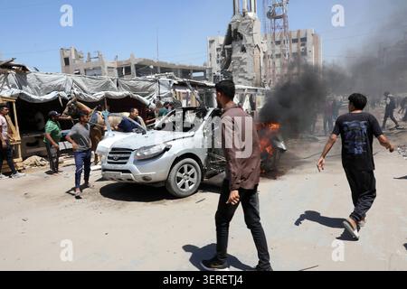 Les Palestiniens se rassemblent sur le site de la grève meurtrière de véhicules dans la ville de Gaza les Palestiniens et le personnel de la défense civile se rassemblent autour d’un véhicule détruit qui a été pris pour cible lors d’une frappe aérienne israélienne dans la ville de Gaza, le 18 juin 2026. La frappe a tué trois Palestiniens, selon des sources médicales, et a causé d'importants dégâts au véhicule. Photo de Belal Osama apaimages Gaza bande de Gaza territoire palestinien 180626 Gaza BO 1 006 Copyright : xapaimagesxBelalxOsamaxxapaimagesx Banque D'Images