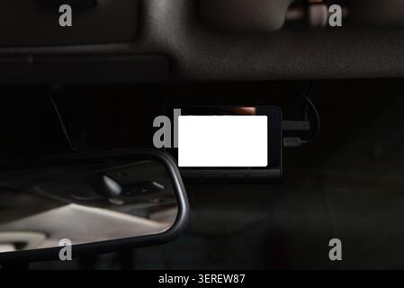 Caméra de tableau de bord avec maquette d'écran blanc vierge montée dans une voiture. Caméra de bord de voiture avec affichage vide pour le placement personnalisé du contenu. Banque D'Images