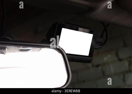 Caméra de tableau de bord avec maquette d'écran blanc vierge montée dans une voiture. Caméra de bord de voiture avec affichage vide pour le placement personnalisé du contenu. Banque D'Images