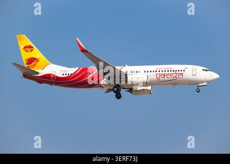 Dubaï, Émirats arabes Unis - 21 novembre 2025 : Air India Express Boeing 737-800 (VT-GHD) en approche d'atterrissage à l'aéroport de Dubaï Banque D'Images