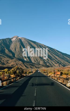 Vue du mont Teide depuis TF-21 Road dans la lumière du soir, parc national du Teide, Tenerife, îles Canaries, Espagne Banque D'Images